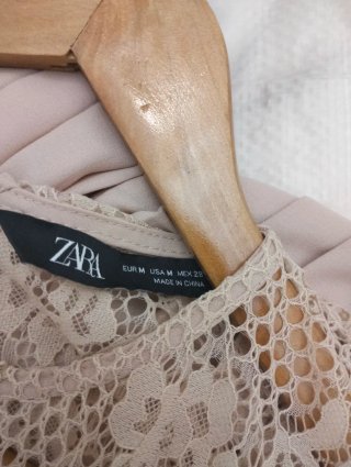 Vestido Zara bordado y plisado beige Usado una vez