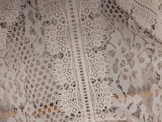 Vestido Zara bordado y plisado beige Usado una vez