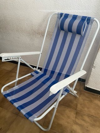 Silla de playa plegable azul y blanca