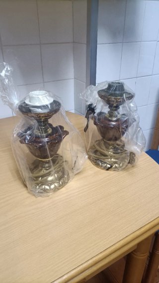 Lámpara de techo dorada y marrón , falta 1 tulipa