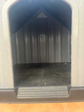 Caseta Perro Plástico Gris y Negro