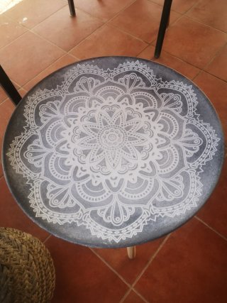 Mesa auxiliar decorativa