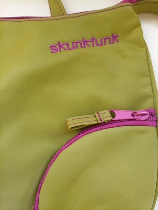 Bolso Skunkfunk verde con detalles morados