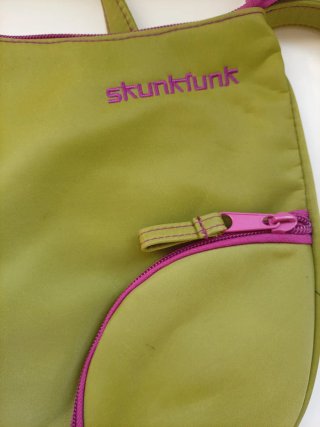 Bolso Skunkfunk verde con detalles morados