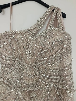 Vestido de fiesta pedrería y volantes