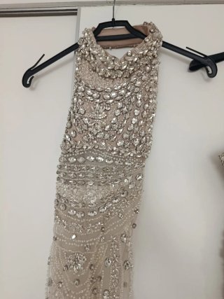 Vestido de fiesta pedrería y volantes