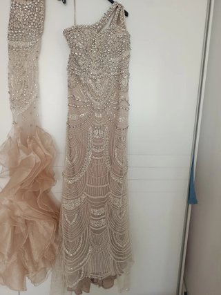 Vestido de fiesta pedrería y volantes