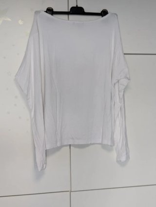 Jersey fino blanco con símbolos