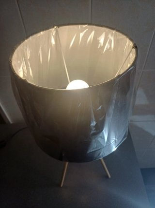Lámpara de mesa tripode estilo nórdico industrial.