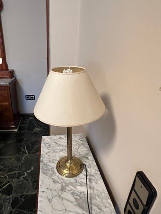 Lámpara de mesa beige y dorada