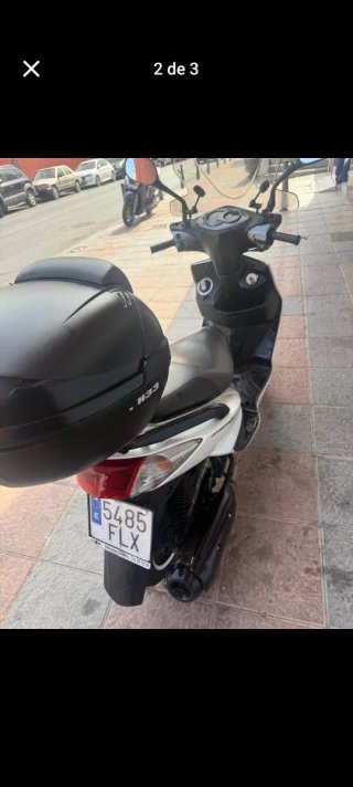 Yamaha Scooter Blanca y Negra Automática