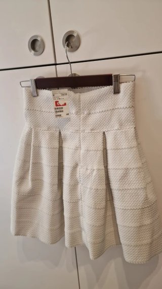 Falda H&M blanca rota