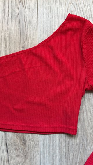 Camiseta roja de una manga