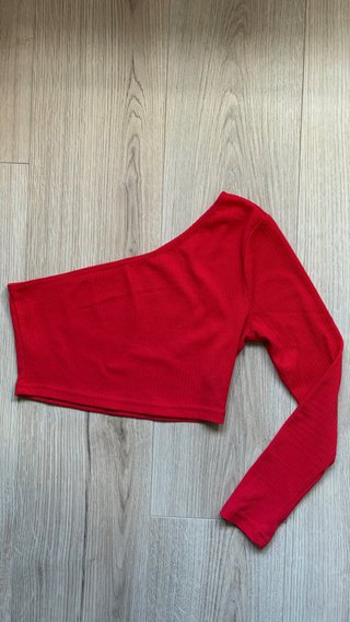 Camiseta roja de una manga