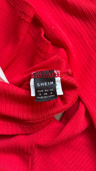 Camiseta roja de una manga