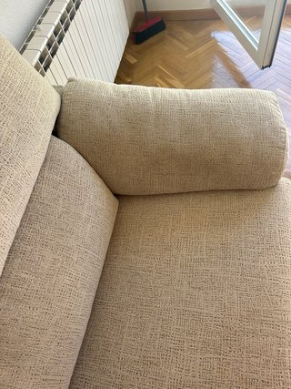 Sofá beige 2 plazas 2m x 1m