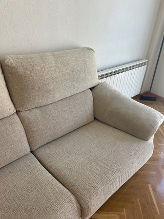 Sofá beige 2 plazas 2m x 1m