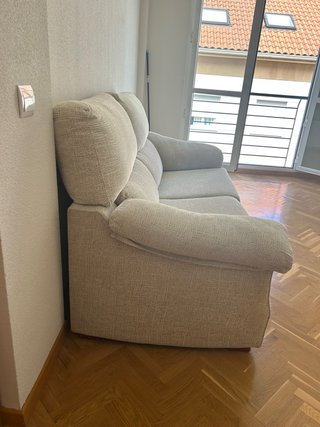 Sofá beige 2 plazas 2m x 1m