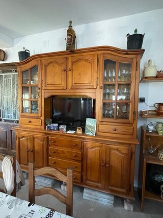 Mueble de madera con vitrina y cajones