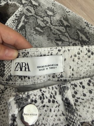 Pantalones Zara efecto piel serpiente