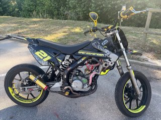 Rieju MRT Supermotard Negra y Dorada