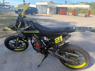 Rieju MRT Supermotard Negra y Dorada