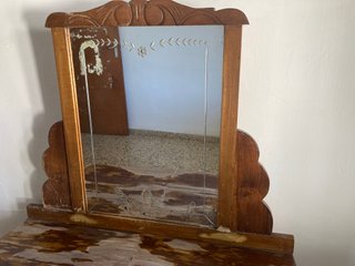 Tocador antiguo de madera con espejo