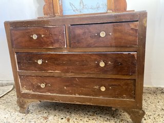 Tocador antiguo de madera con espejo