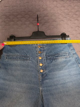 Pantalón vaquero ancho botones dorados