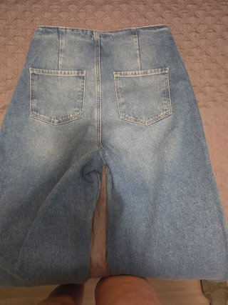 Pantalón vaquero ancho botones dorados