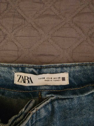 Pantalón vaquero ancho botones dorados