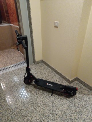 Patinete eléctrico negro