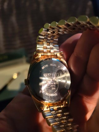 SET Gruen: Reloj y bolígrafo.