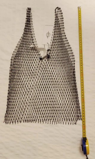 Top de malla negra con abalorios