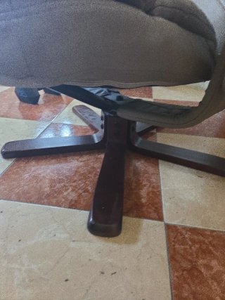 Sillón orejero reclinable con reposapiés