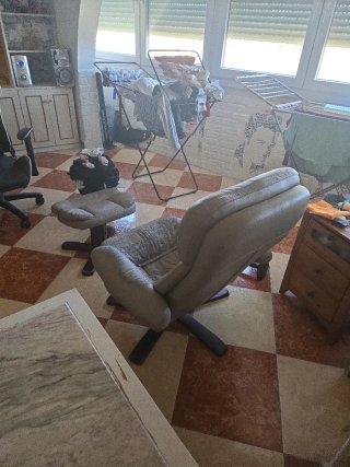 Sillón orejero reclinable con reposapiés