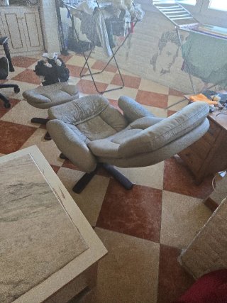 Sillón orejero reclinable con reposapiés