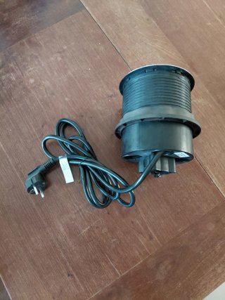 Enchufe escamoteable con USB