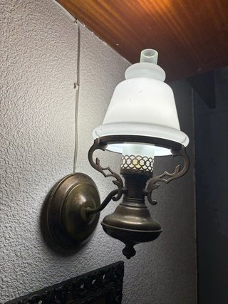 Lámpara de pared dorada y blanca