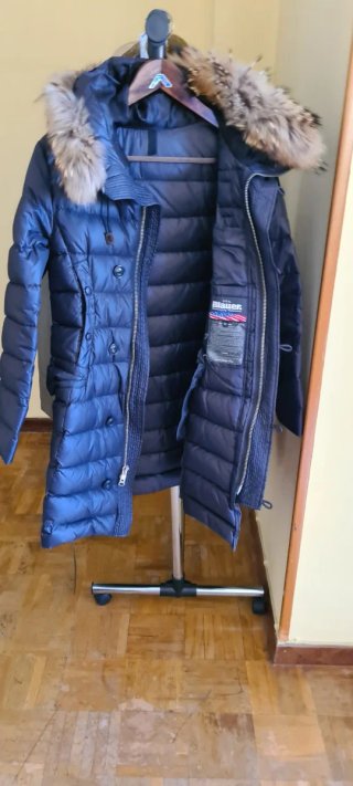 Plumífero Blauer negro con Capucha y pelo en ella