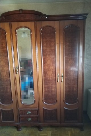 Armario de madera con espejo