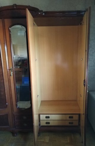 Armario de madera con espejo