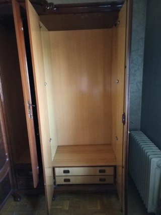 Armario de madera con espejo