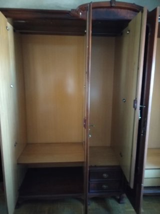 Armario de madera con espejo