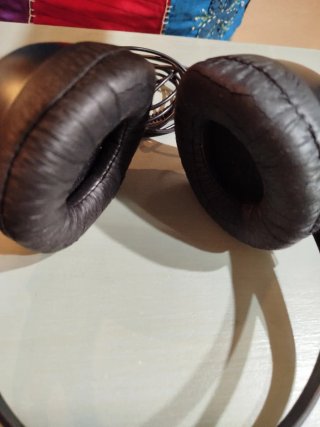 Auriculares negros con cable
