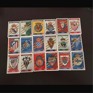 Lote 18 cromos escudos fútbol