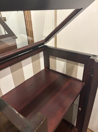 Vitrina de madera y cristal