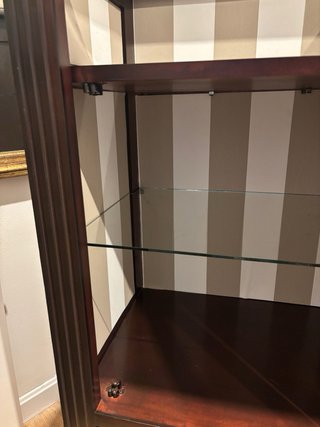Vitrina de madera y cristal
