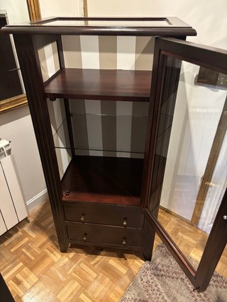 Vitrina de madera y cristal