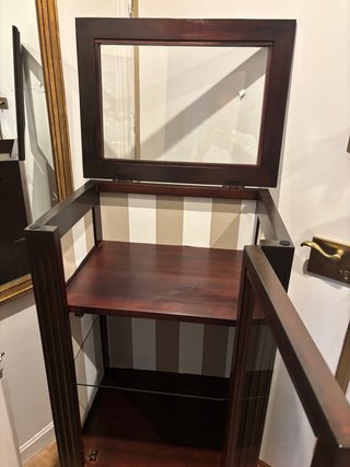 Vitrina de madera y cristal